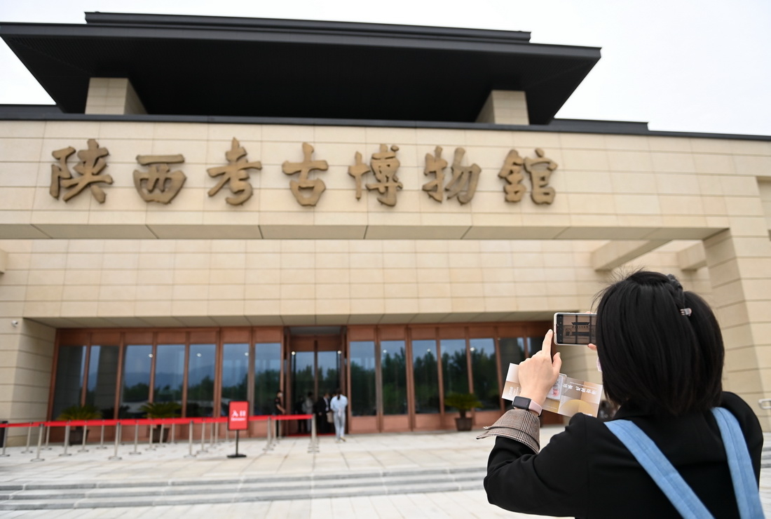 4月28日，游客在陕西考古博物馆外拍照留念。
