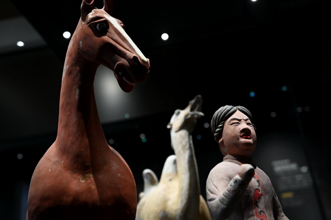 这是陕西考古博物馆展出的唐代彩绘陶牵马俑及马（4月28日摄）。