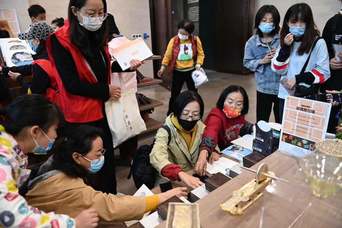 4月28日，游客在陕西考古博物馆内收集文创印章留念。