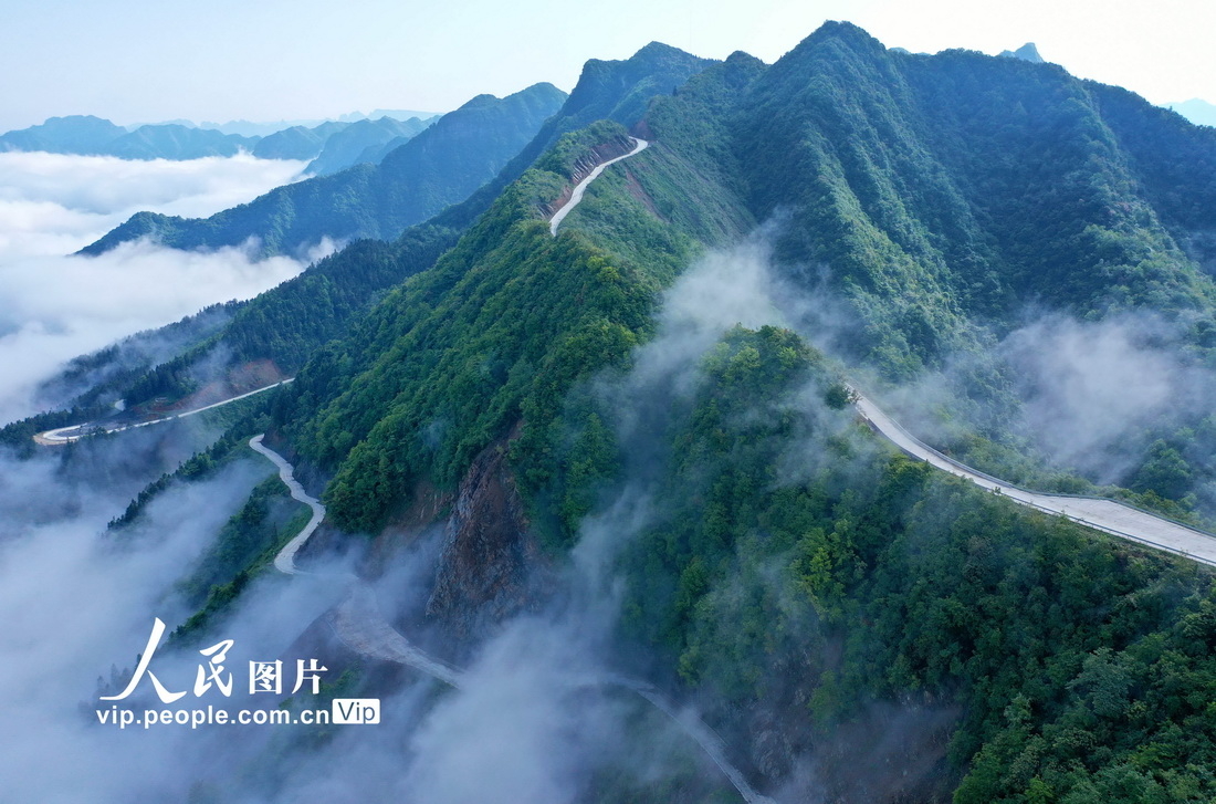 2022年5月16日，俯瞰湖北省宣恩县长潭河侗族乡境内连接洗马坪村至药铺村的公路。