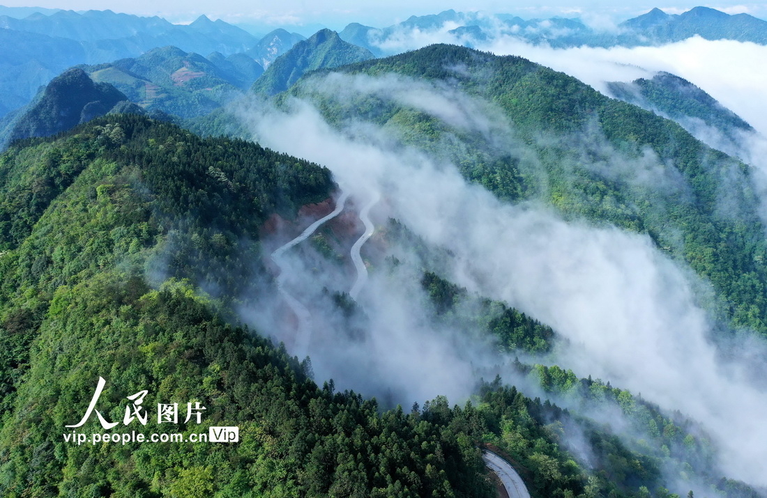 2022年5月16日，俯瞰湖北省宣恩县长潭河侗族乡境内连接洗马坪村至药铺村的公路。