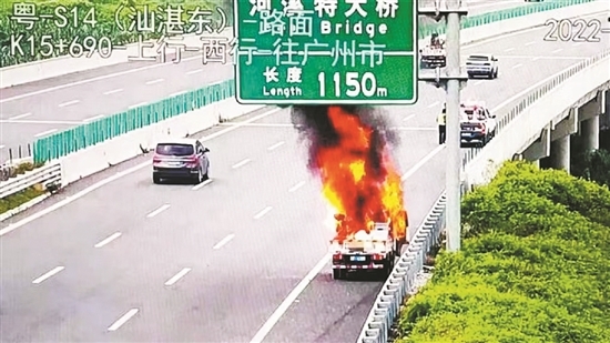 汕湛高速公路上小货车自燃起火 图\汕头交警提供