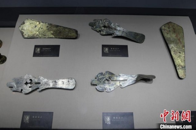 图为青铜当卢和鎏金青铜当卢。　张远 摄