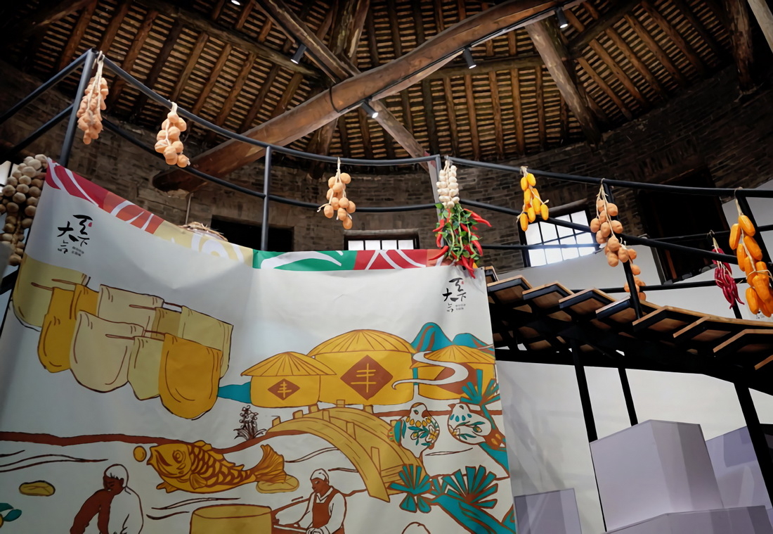 这是在河南浚县古城内的土圆粮仓里举办的粮仓历史主题展（6月10日摄）。