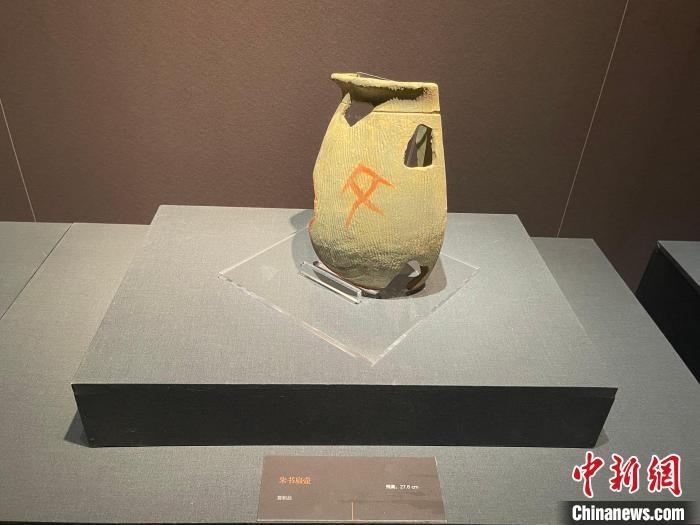图为：陶寺文化朱书扁壶(复制品)，上面有一个“文”字形符号。　童笑雨 摄