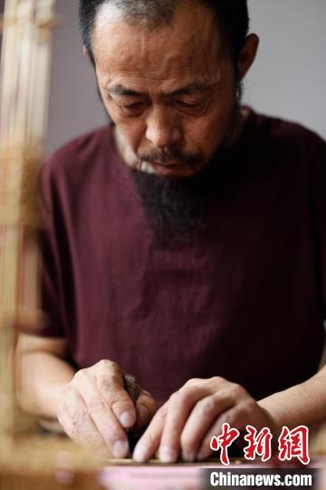 河北省级非物质文化遗产项目高粱秸秆制作技艺代表性传承人赵润生在工作室创作高粱秸秆作品 郄晓伟 摄
