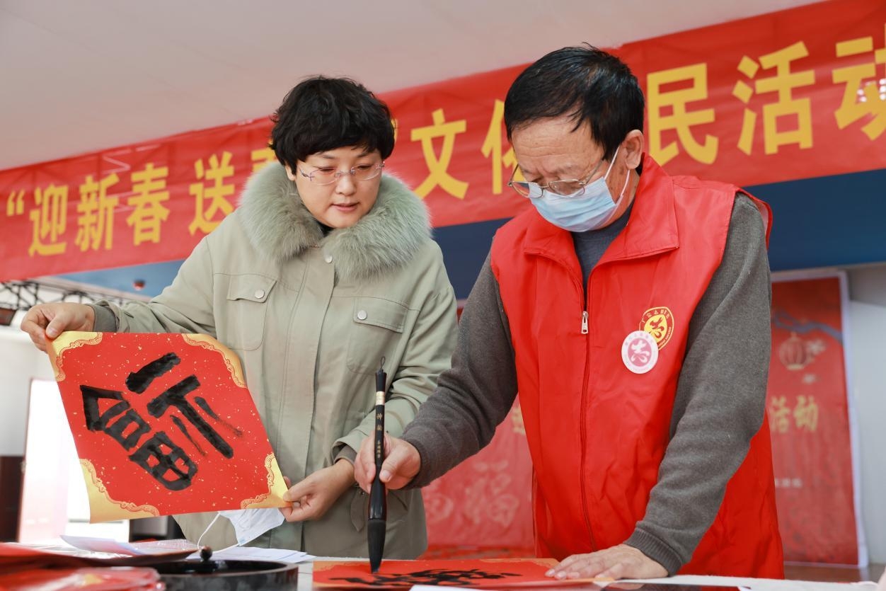 在河北省邢台市广宗县文化活动中心，书法家为居民写“福”字。 梁智晓摄