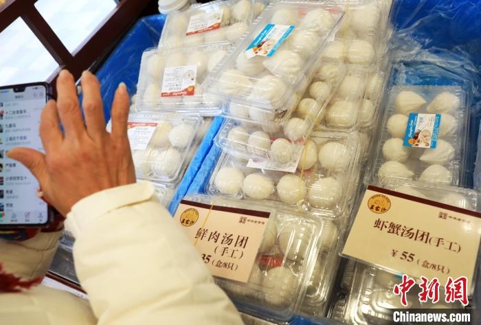 老字号手工汤圆尤其受到顾客青睐。　汤彦俊 摄