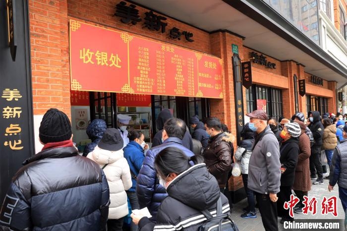 民众在排队购买汤圆。　汤彦俊 摄