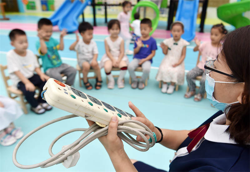 #（新华视界）（2）安全教育到身边 平.jpg