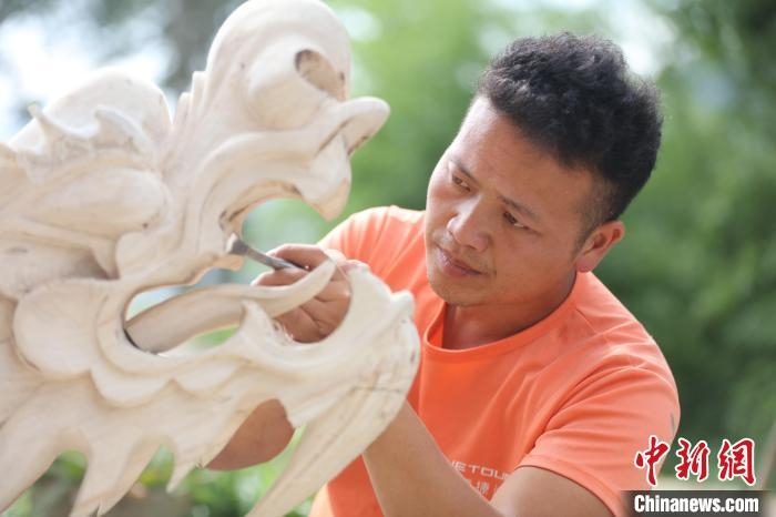 贵州施秉：赶制“龙头”迎接独木龙舟节