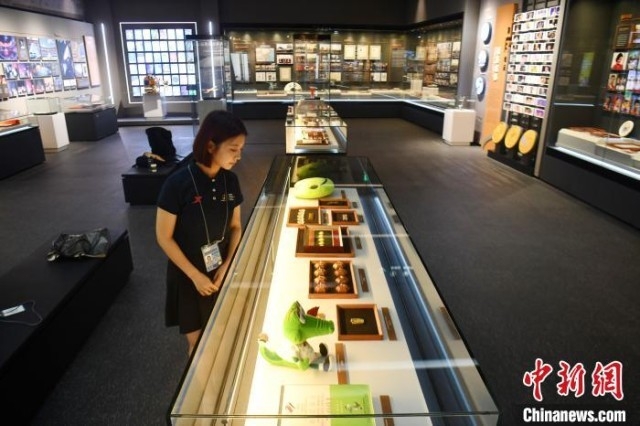 历届大运会的吉祥物、纪念币等。　张浪 摄