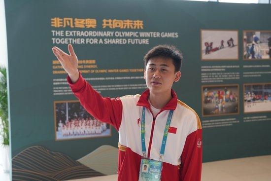  刘宇坤在展厅参观交流。