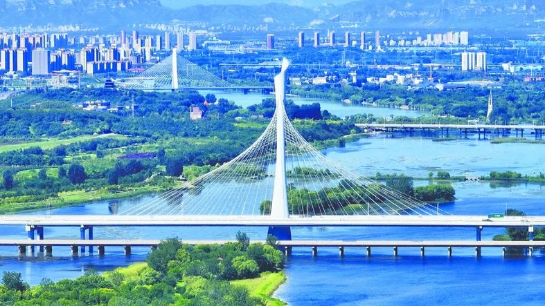 石家庄市复兴大街滹沱河大桥与太平河学府桥交相辉映。张震 摄.jpg