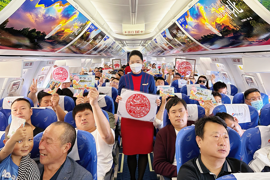 河北省文化和旅游厅与河北航空联合推出“河北旅游”主题航班，并为游客发放文创纪念品。河北省文化和旅游厅供图