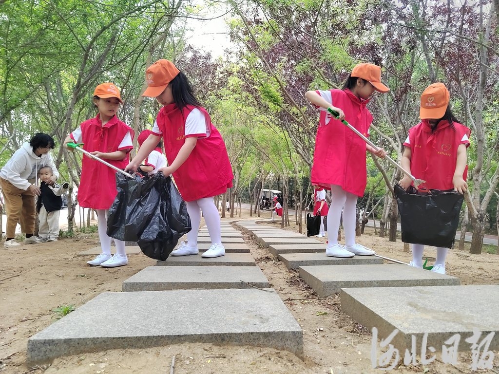 2025年4月21日，石家庄市新乐市民生街小学小学生志愿者在市南水北调绿地口袋公园捡拾垃圾。.jpg