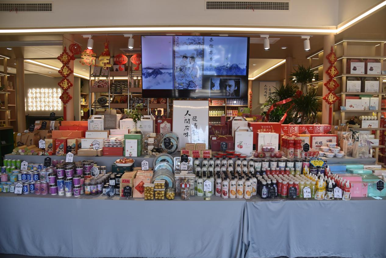 图为石家庄栾城区太行南大街“栾城集”门店内各式各样的土特产产品。