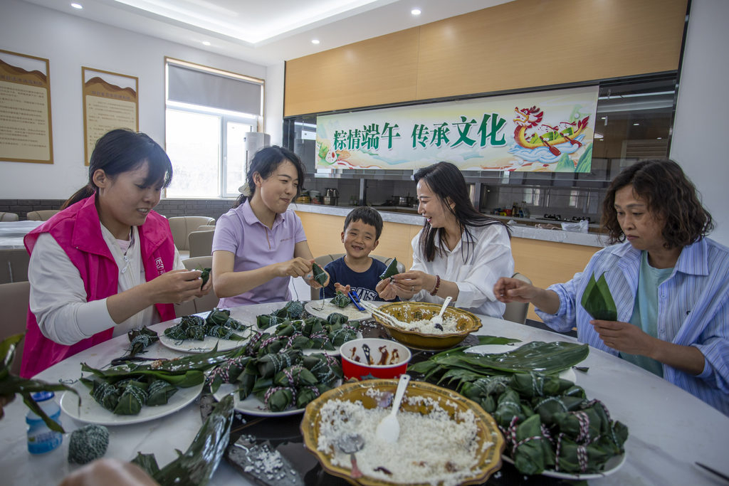 2025年5月24日，河北省邯郸市复兴区二六七二街道东高河村，村民在包粽子比赛。_0911-.jpg