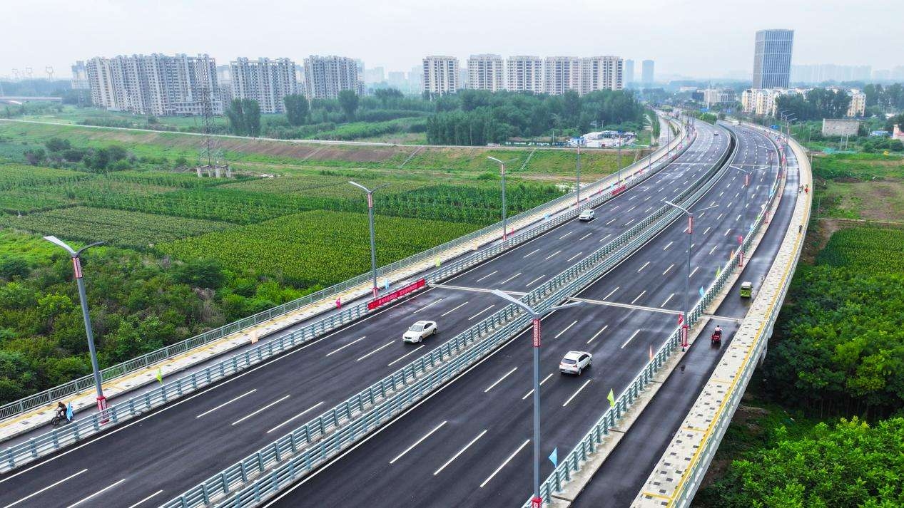 7月1日，河北省涿州市腾飞大街北延跨拒马河大桥正式通车。图为车辆在大桥上通行（航拍照片）。熊华明摄