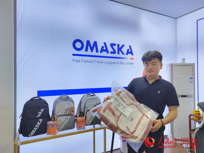 周鑫向记者展示他们的产品。人民网记者 祝龙超摄