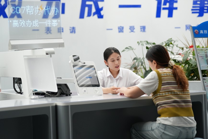 综合服务窗口为企业和群众提供所有落地重点事项的帮办、代办及线下收件服务，全面推行“一次告知、一表申请、一套材料、一窗受理”。米楠摄